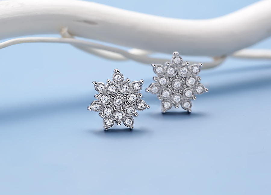 Mẫu b&ocirc;ng tai tạo h&igrave;nh hoa s&uacute;ng mang &yacute; nghĩa trong trắng, thuần khiết nơi con tim.