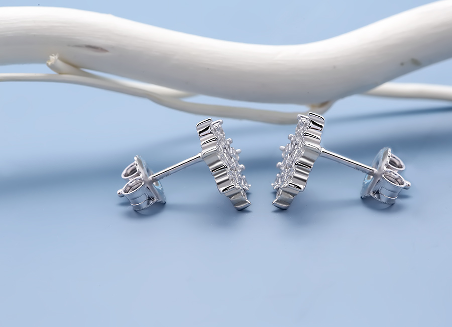 Vẻ lấp l&aacute;nh to&aacute;t ra từ mẫu b&ocirc;ng tai c&oacute; sức quyến rũ v&agrave; m&ecirc; hoặc bất cứ ai tr&ocirc;ng thấy.