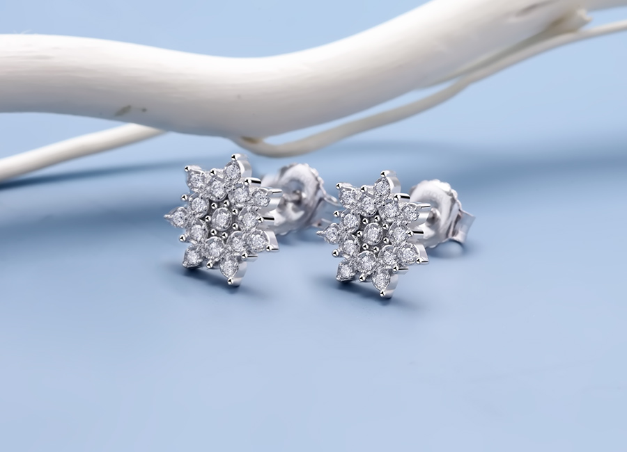 Lung linh sắc s&aacute;ng ấn tượng nơi mặt b&ocirc;ng tai.