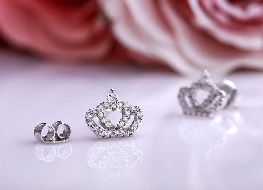 Những vi&ecirc;n đ&aacute; gắn suốt tr&ecirc;n dải bạc tạo h&igrave;nh vương miện.