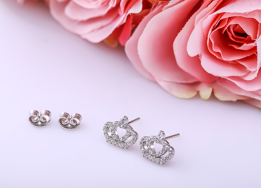 B&ocirc;ng tai l&agrave; phụ kiện n&ecirc;n c&oacute; đối với mọi c&ocirc; g&aacute;i.