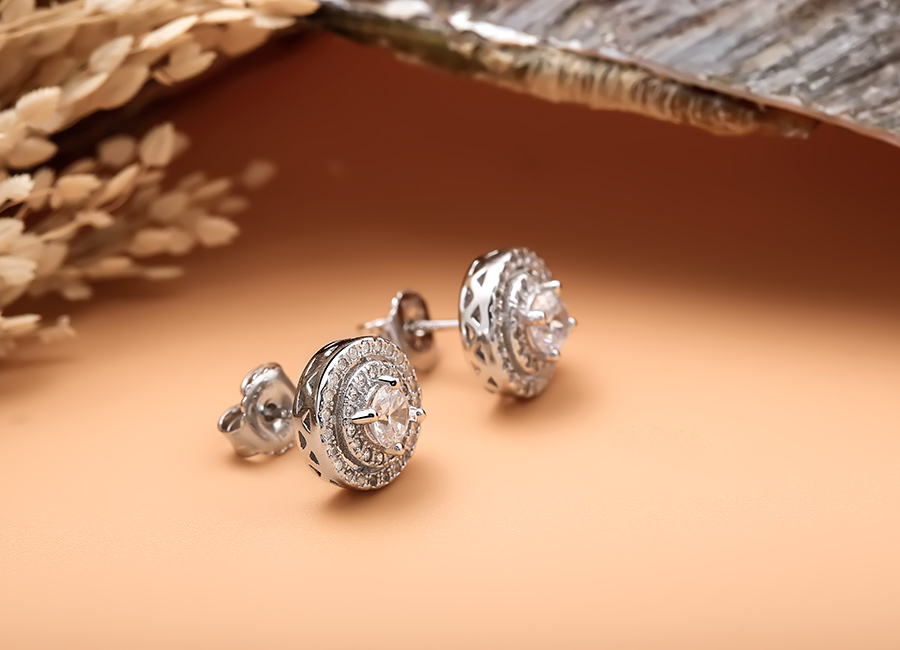 Tự tin thể hiện c&aacute; t&iacute;nh với b&ocirc;ng tai bạc With Love.