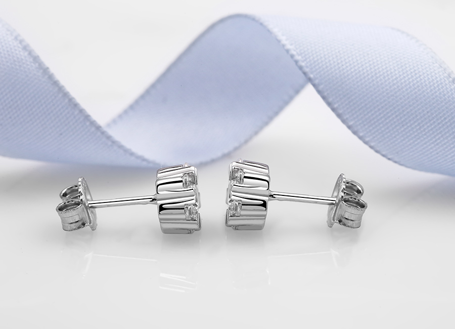 Khuy&ecirc;n tai nụ l&agrave; lựa chọn được nhiều c&ocirc; g&aacute;i tin d&ugrave;ng.