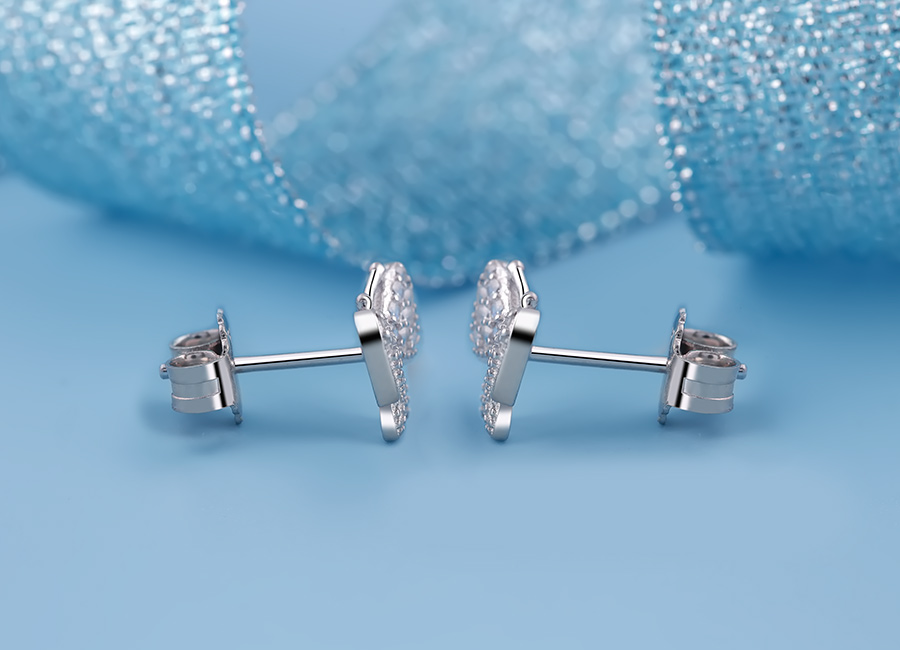 Kiểu khuy&ecirc;n nụ chắc chắn v&ocirc; c&ugrave;ng dễ đeo.