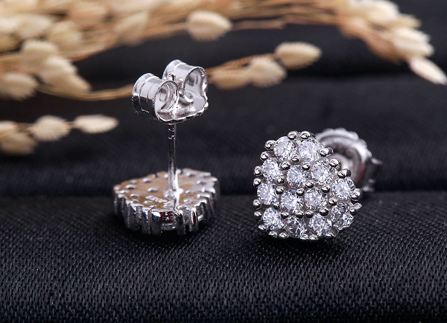 Đường n&eacute;t mềm mại c&ugrave;ng sắc s&aacute;ng ấn tượng.