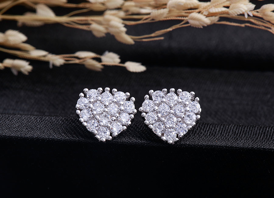 Chi tiết chế t&aacute;c tạo h&igrave;nh tr&aacute;i tim ngọt ng&agrave;o v&ocirc; c&ugrave;ng ho&agrave;n chỉnh.