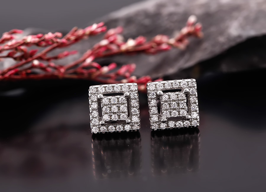 Mẫu trang sức ấn tượng với khu&ocirc;n h&igrave;nh vu&ocirc;ng sắc cạnh.