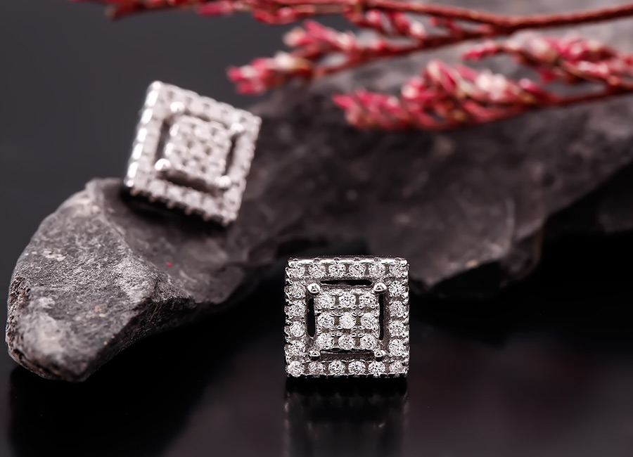 Tạo h&igrave;nh vu&ocirc;ng với điểm nhấn l&agrave; gắn đ&aacute; CZ lung linh.