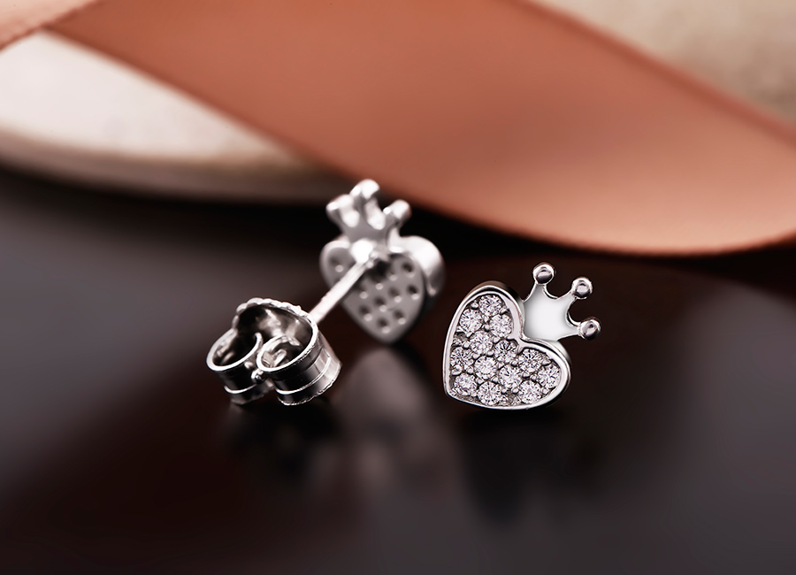 Đ&ocirc;i b&ocirc;ng tai hấp dẫn với tạo h&igrave;nh điệu đ&agrave;.
