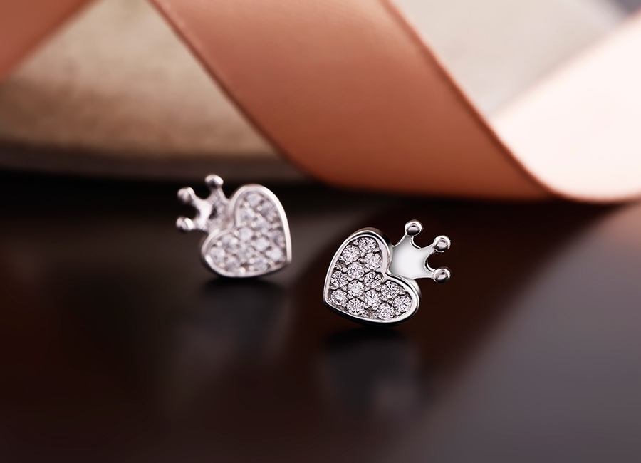 Tr&aacute;i tim nạm đ&aacute; đội vương miện quyền uy.