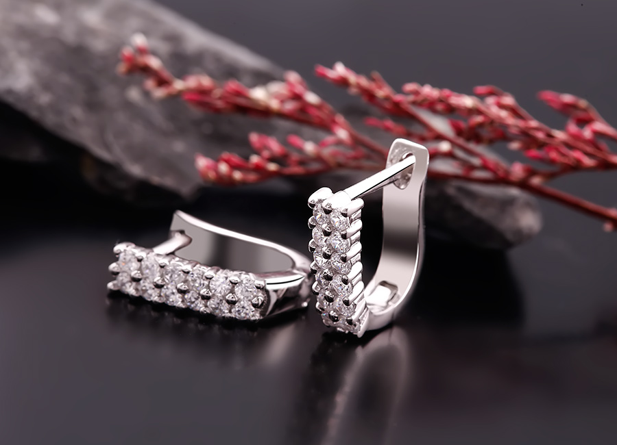 Mặt b&ocirc;ng tai với sự g&oacute;p mặt của đ&aacute; CZ tạo n&ecirc;n sắc s&aacute;ng lấp l&aacute;nh.