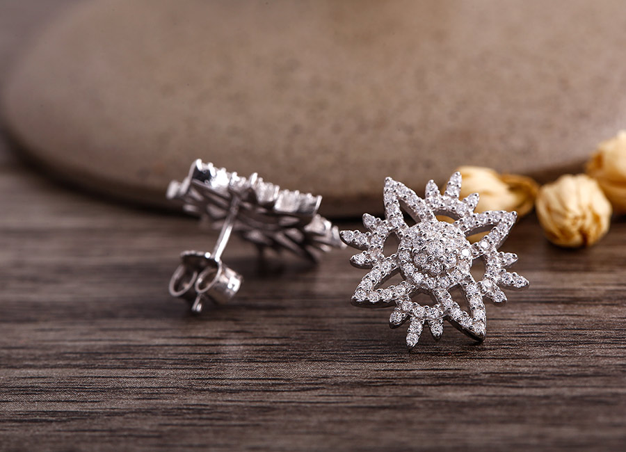 Lấp l&aacute;nh sắc s&aacute;ng từ đ&aacute; nạm lung linh.