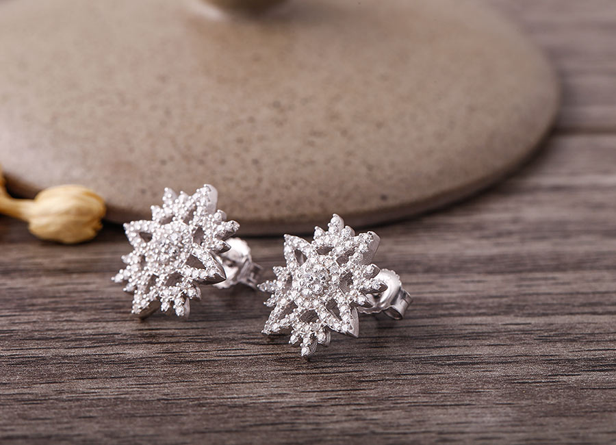 T&ocirc;ng m&agrave;u s&aacute;ng gi&uacute;p mẫu trang sức của Eropi tươi trẻ hơn.