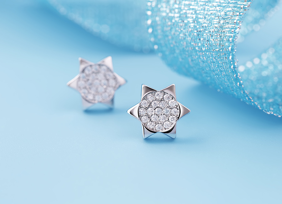 Mẫu trang sức t&ocirc;n vinh vẻ đẹp hiện đại cho bạn g&aacute;i.