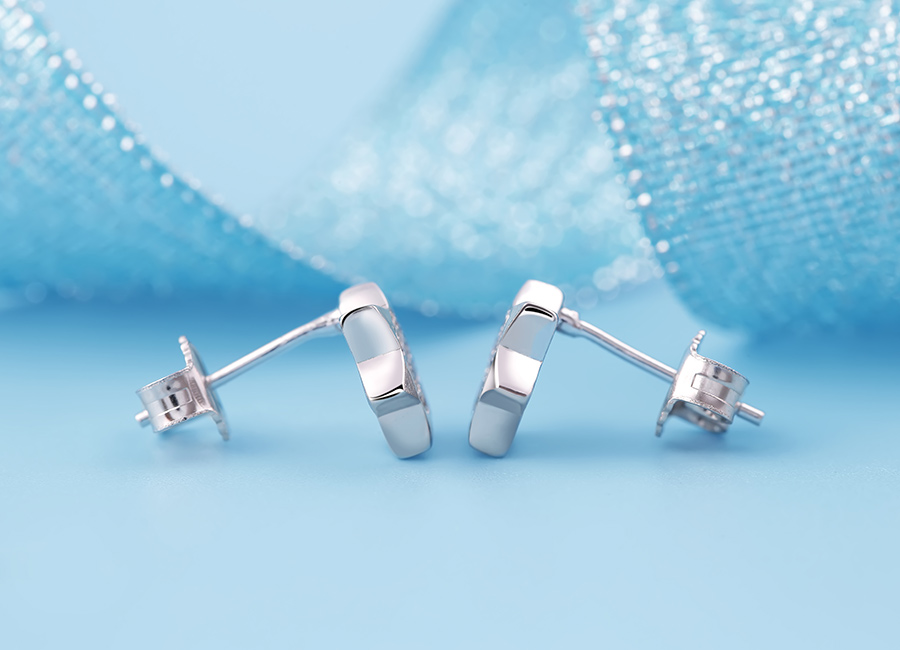 Khuy&ecirc;n nụ nhỏ nhưng được chế t&aacute;c chắc chắn.