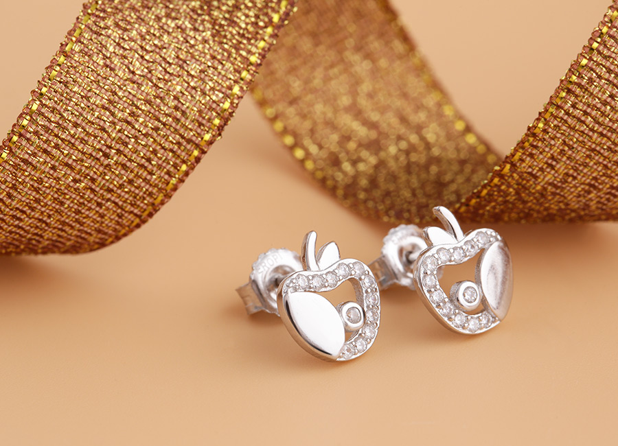 K&iacute;ch thước đ&ocirc;i b&ocirc;ng tai kh&aacute; l&agrave; nhỏ nhắn.