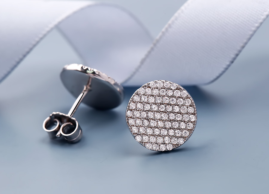 Đ&ocirc;i b&ocirc;ng tai đơn giản trong tạo d&aacute;ng nhưng mang &yacute; nghĩa trọn vẹn.