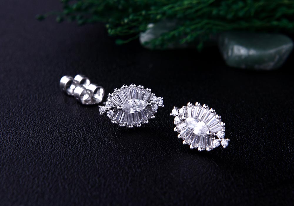 Mẫu trang sức bạc trẻ trung nhưng kh&ocirc;ng k&eacute;m phần nữ t&iacute;nh.