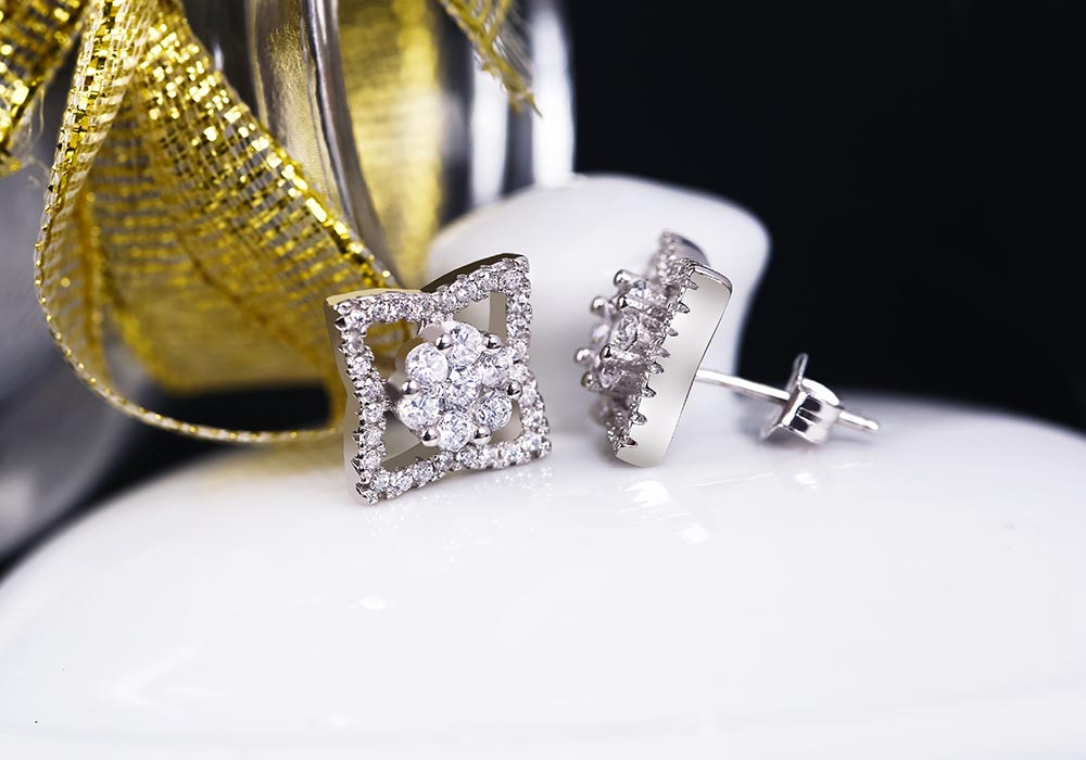 To&agrave;n bộ b&ocirc;ng tai đều được nạm đ&aacute; mang lại sắc m&agrave;u lấp l&aacute;nh, nh&igrave;n đẹp mắt.