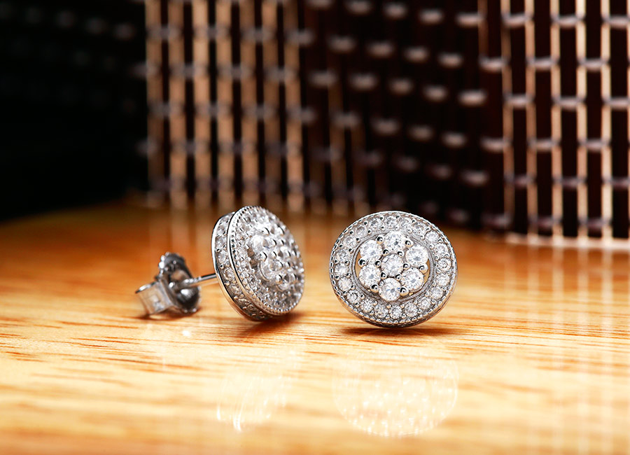 B&ocirc;ng tai bạc Lotto c&oacute; dạng khuy&ecirc;n nụ.