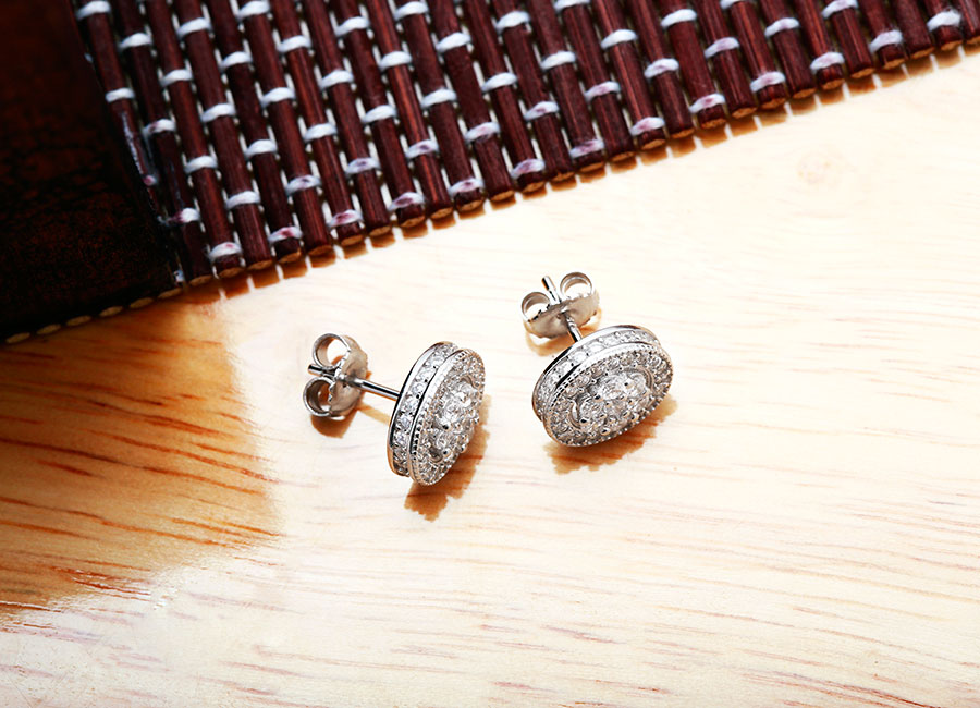 Gương mặt bạn nữ sẽ th&ecirc;m nổi bật khi t&ocirc; điểm bằng b&ocirc;ng tai bạc Lotto.