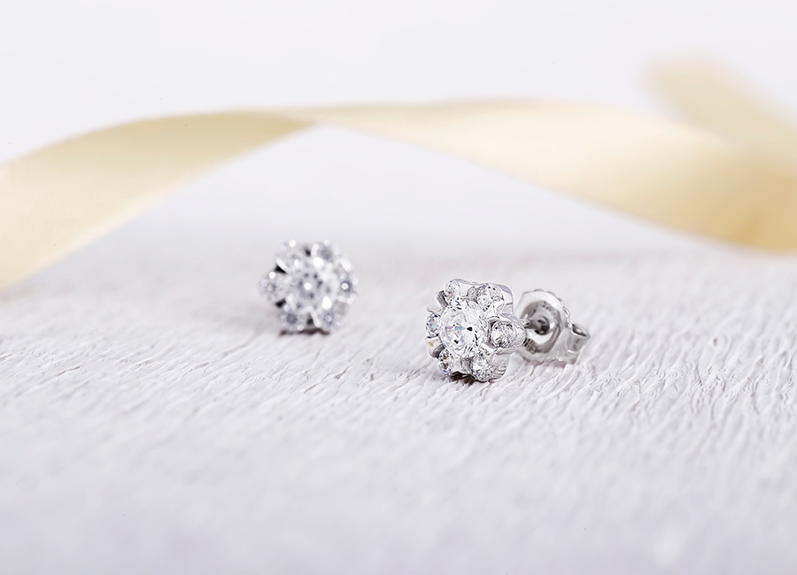 Tạo h&igrave;nh b&ocirc;ng hoa 5 c&aacute;nh khoe sắc đầy tinh tế v&agrave; trong s&aacute;ng.