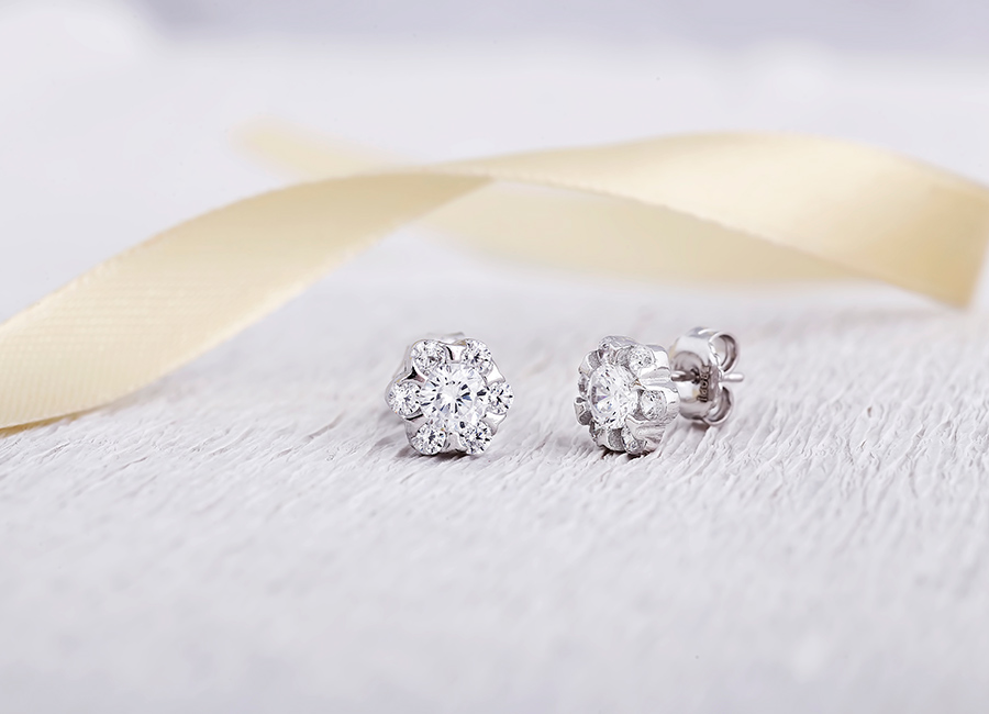 Những vi&ecirc;n đ&aacute; CZ g&oacute;p phần đem lại sắc s&aacute;ng v&agrave; độ lấp l&aacute;nh cho b&ocirc;ng tai bạc Native Flowers.