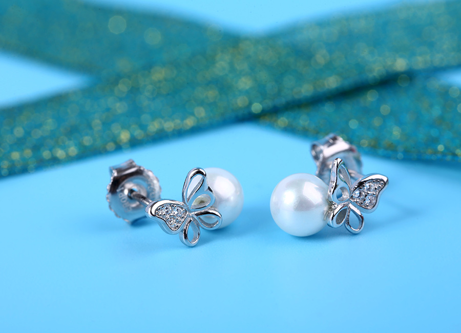 Bông tai bạc Pearl Butterfly dịu dàng làm đẹp đôi tai bạn.