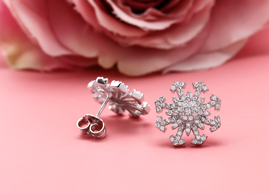 Phần chốt bạc kh&aacute; l&agrave; chắc chắn đặt tại mặt lưng b&ocirc;ng tai.