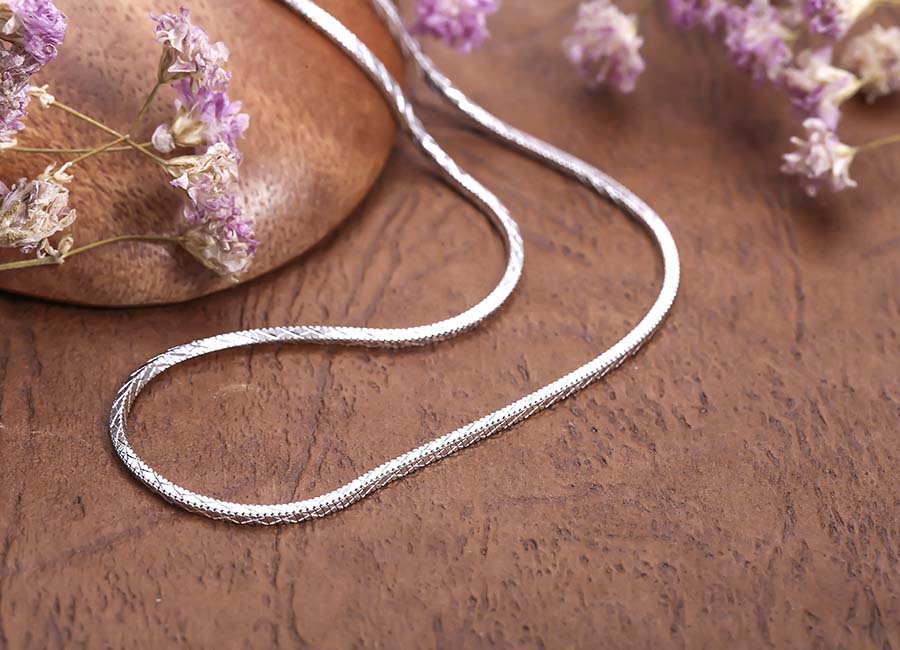 Với dây chuyền bạc Fonia Love, bạn thoải mái kết hợp các mẫu mặt trang sức.