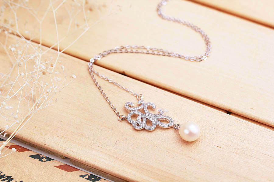 Những vi&ecirc;n đ&aacute; CZ cũng kh&ocirc;ng hề thua k&eacute;m, ch&uacute;ng v&ocirc; c&ugrave;ng lấp l&aacute;nh.