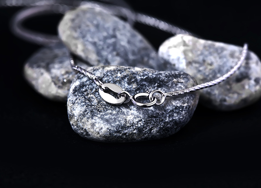 M&oacute;c kh&oacute;a tr&ecirc;n mẫu d&acirc;y chuyền.