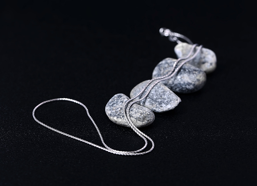 D&acirc;y chuyền sở hữu chiều d&agrave;i vừa phải.