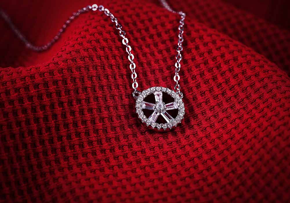 Mặt d&acirc;y sử dụng c&ugrave;ng một loại đ&aacute; nhưng k&iacute;ch thước kh&aacute;c nhau, tạo n&ecirc;n sự ph&aacute; c&aacute;ch mới mẻ.