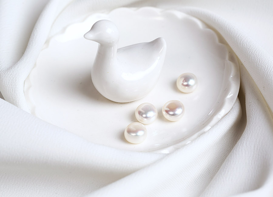 Ngọc trai trắng mang vẻ đẹp tinh khôi nên được phái đẹp ưu ái sử dụng.