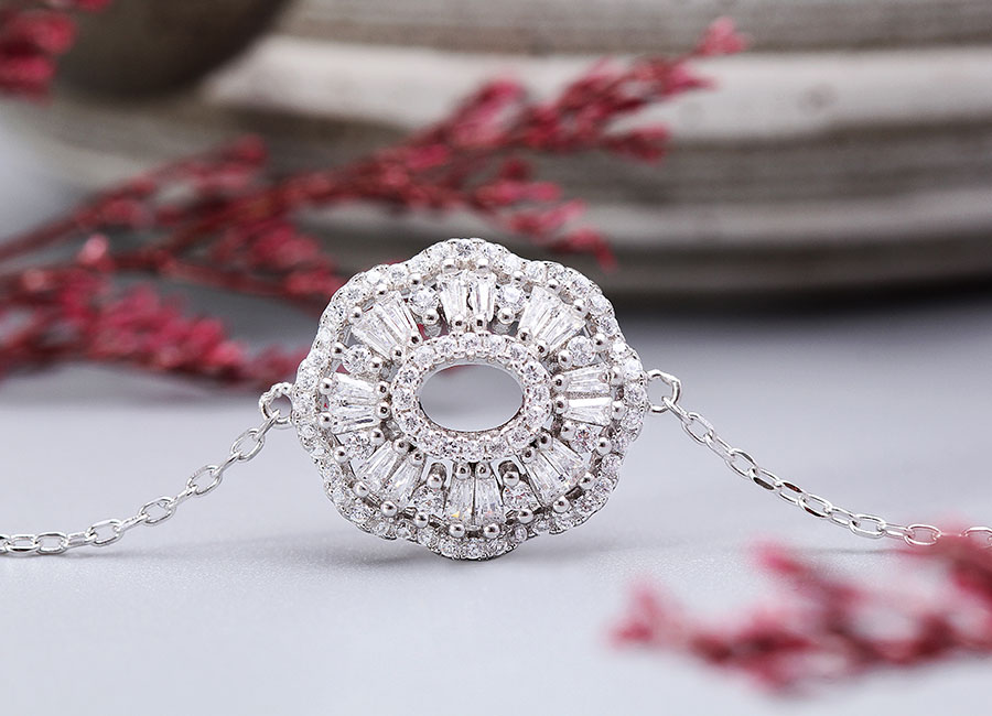 Đa dạng c&aacute;c kiểu d&aacute;ng đ&aacute; CZ nạm tr&ecirc;n mặt lắc.