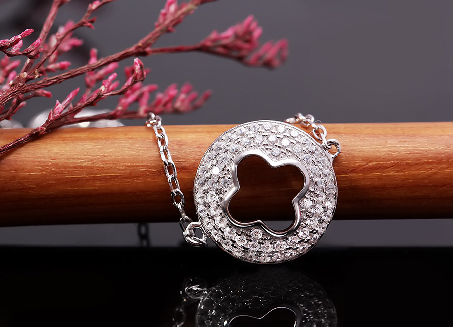 Tạo h&igrave;nh b&ocirc;ng hoa 4 c&aacute;nh nằm gọn trong l&ograve;ng v&ograve;ng tr&ograve;n cố định nạm đ&aacute;.