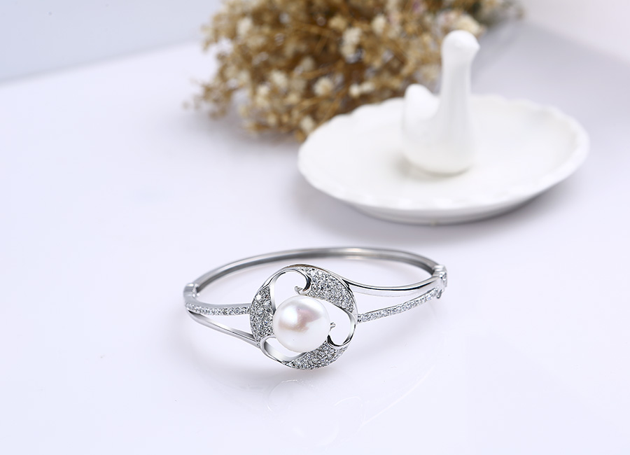 Mẫu lắc tay dạng cứng được nhiều người y&ecirc;u th&iacute;ch.