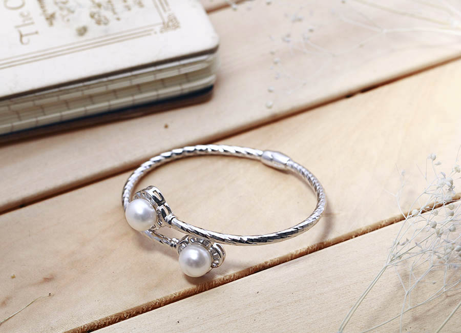 Rất nhiều c&ocirc; g&aacute;i ao ước c&oacute; được mẫu trang sức bạc n&agrave;y.