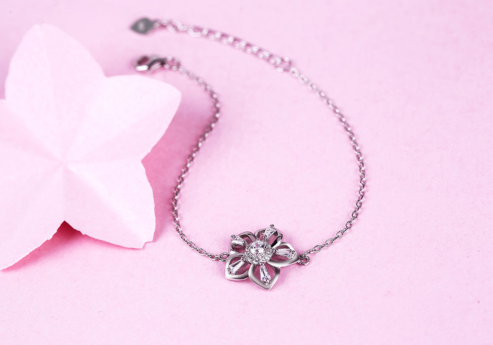 Mẫu lắc tay bạc Sakura Love nhẹ nh&agrave;ng, thanh lịch.