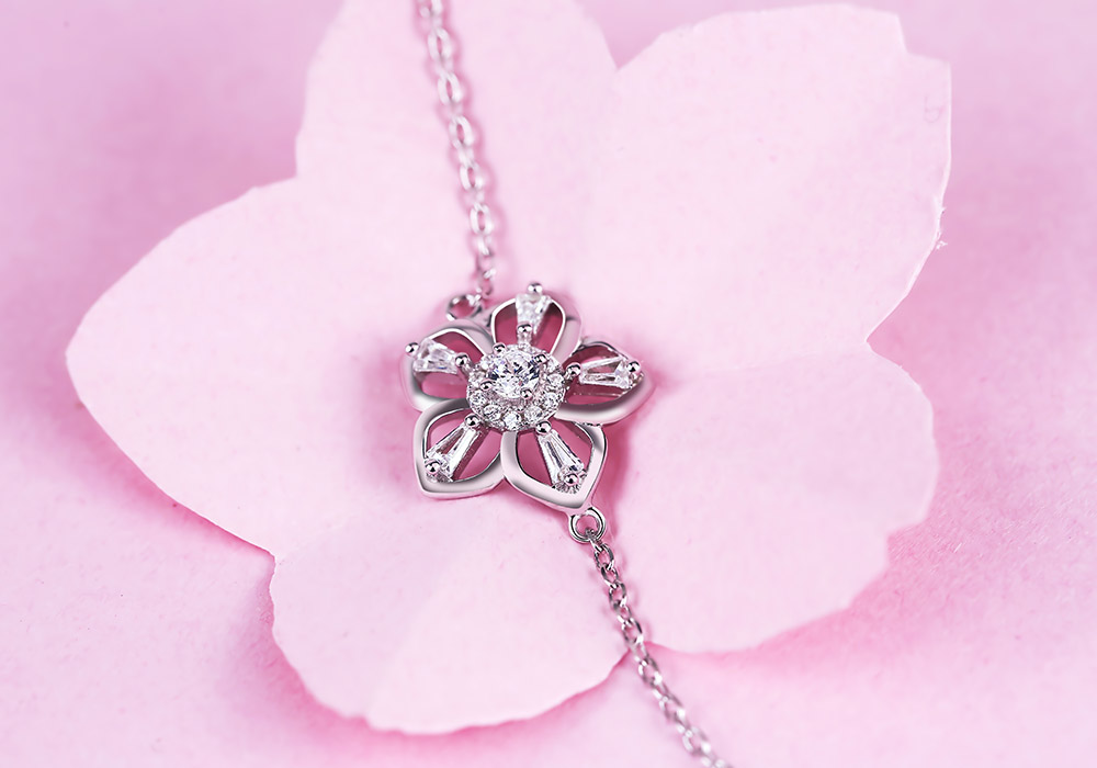Mặt lắc tay bạc Sakura Love nổi bật với vi&ecirc;n đ&aacute; cz ở vị tr&iacute; trung t&acirc;m.