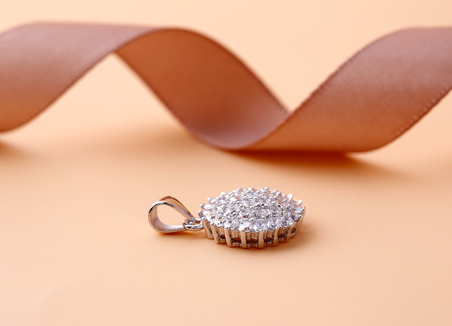 Tỉ mỉ, trau chuốt đầy l&ocirc;i cuốn.