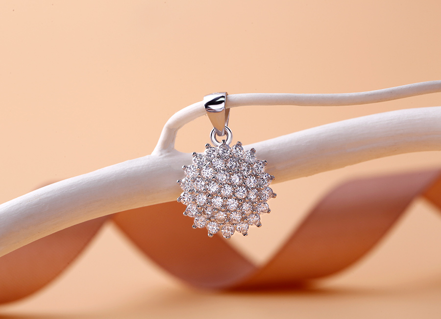 Mặt d&acirc;y chuyền bạc Flower tỏa s&aacute;ng v&agrave; h&uacute;t mắt người chi&ecirc;m ngưỡng.