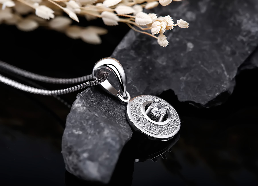 Đ&aacute; nạm CZ tr&ecirc;n khu&ocirc;n bạc h&igrave;nh tr&ograve;n.