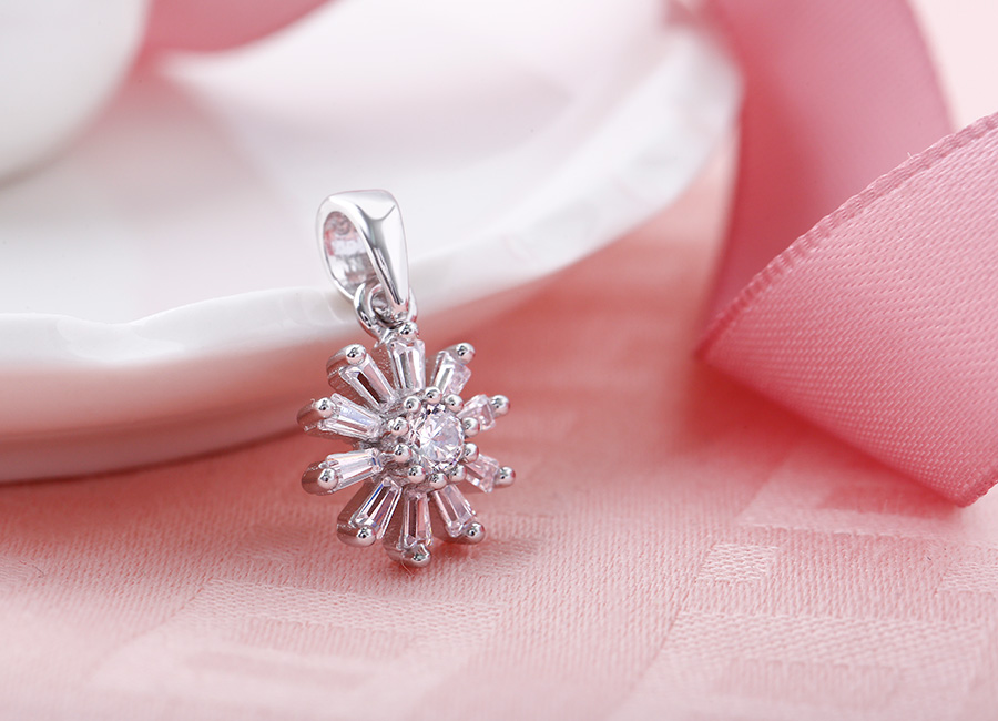 Mặt d&acirc;y chuyền của Eropi với h&igrave;nh ảnh b&ocirc;ng hoa bồ c&ocirc;ng anh.