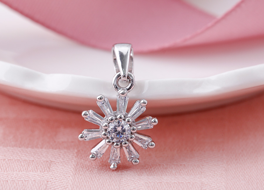 C&aacute;nh hoa lấp l&aacute;nh nhờ sắc đ&aacute; trang sức CZ.