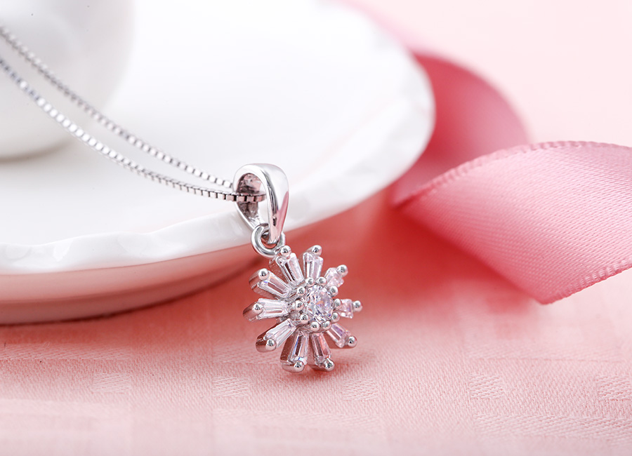 Kh&oacute; l&ograve;ng t&igrave;m ra khiếm khuyết trong tạo h&igrave;nh trang sức n&agrave;y.