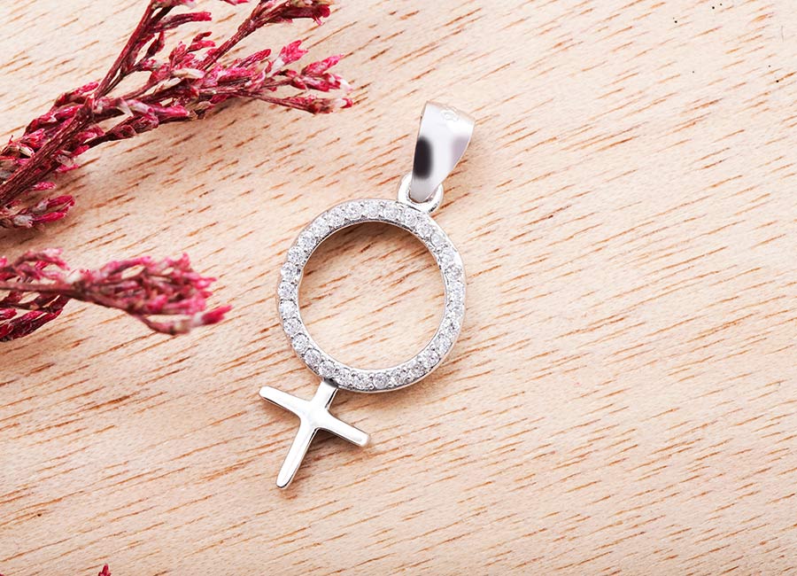 Mặt d&acirc;y chuyền sinh động với m&agrave;u s&aacute;ng của bạc v&agrave; độ lấp l&aacute;nh của đ&aacute;.