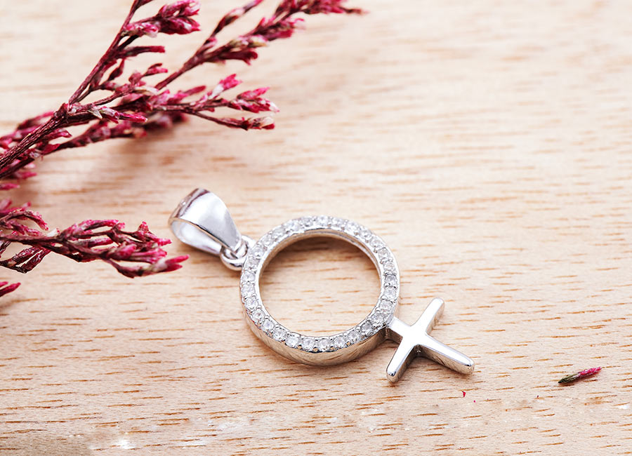 Mẫu mặt d&acirc;y chuyền với h&igrave;nh ảnh biểu tượng cho ph&aacute;i đẹp hiện l&ecirc;n thật long lanh.