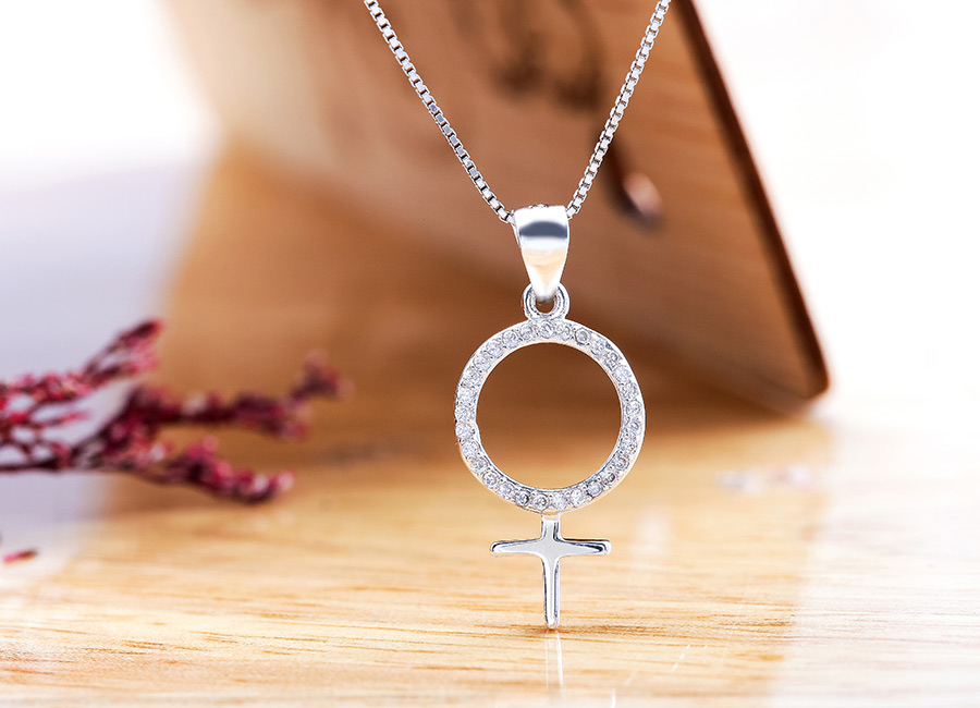 Dễ d&agrave;ng kết hợp với c&aacute;c loại d&acirc;y đeo kh&aacute;c nhau l&agrave; ưu điểm của mặt d&acirc;y chuyền bạc Farah.